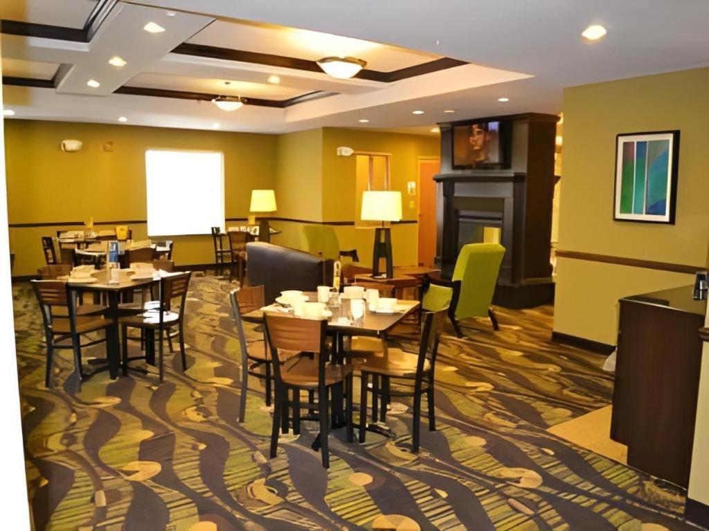 Holiday Inn Express & Suites Northwood By Ihg Silver Lake Luaran gambar