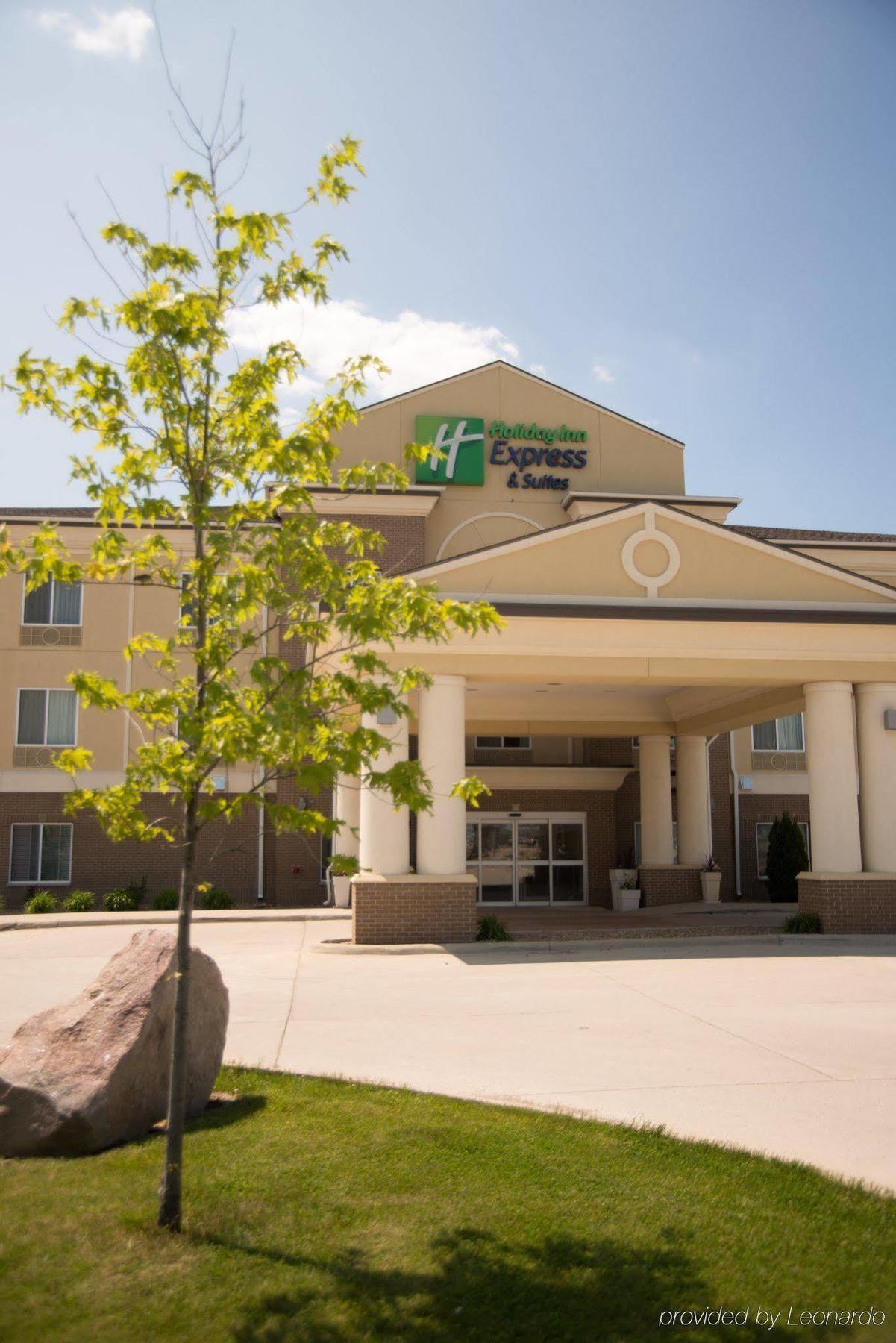 Holiday Inn Express & Suites Northwood By Ihg Silver Lake Luaran gambar